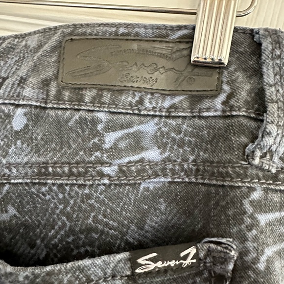 Seven7 blue snakeskin size 6 skinny cropped jeans EUC. Worn only once - Picture 4 of 7